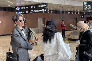 62岁叶童浪姐6机场造型惊艳，银发墨镜又美又飒