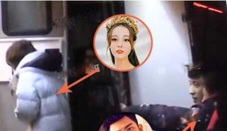 迪丽热巴黄景瑜同车离开片场