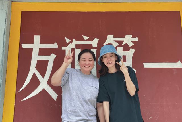贾玲与张小斐合照