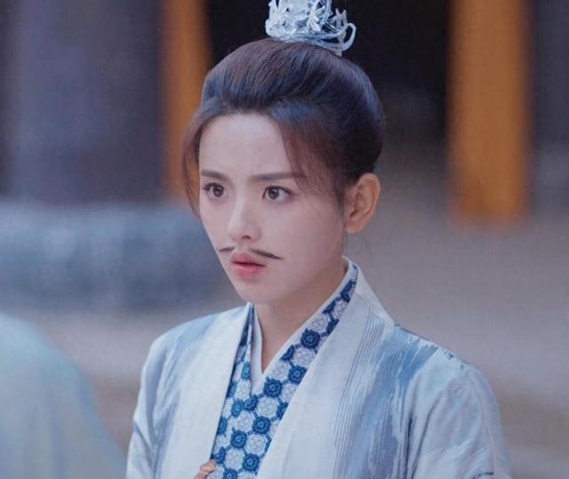 杨超越女扮男装