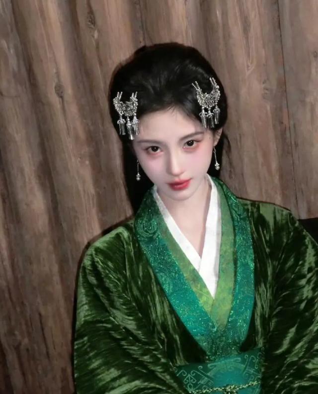 鞠婧祎《万花世界》剧照