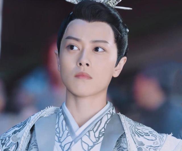 邢恩男装扮相