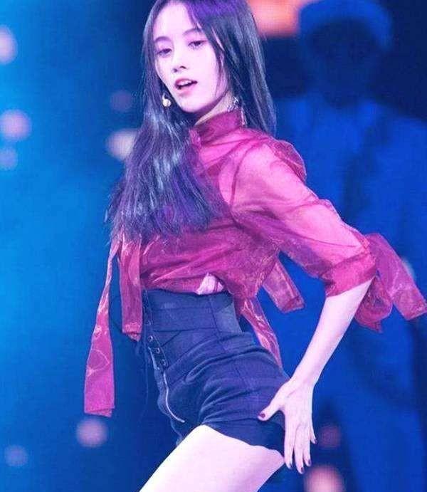 鞠婧祎多角色对比照