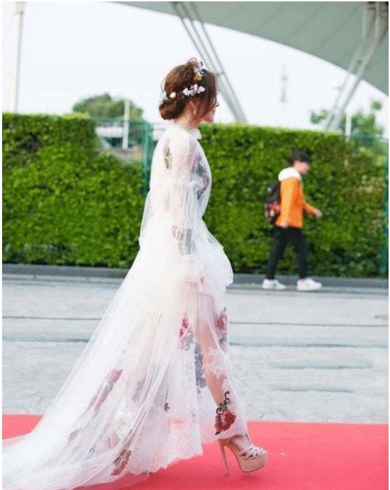 冯提莫鞠婧祎同框对比