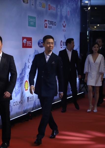 张译黑白西装红毯造型