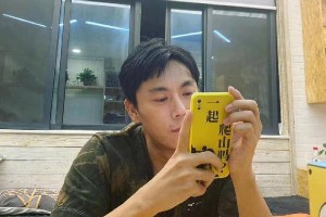 秦昊《隐秘的角落》爬山梗爆火，同款手机壳热销
