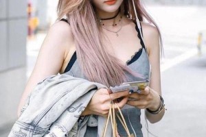 吴宣仪吊带装街拍：青春感十足的俏丽搭配