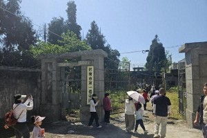 《借命而生》取景地五马坪监狱五一爆火 游客打卡乐山影视文旅
